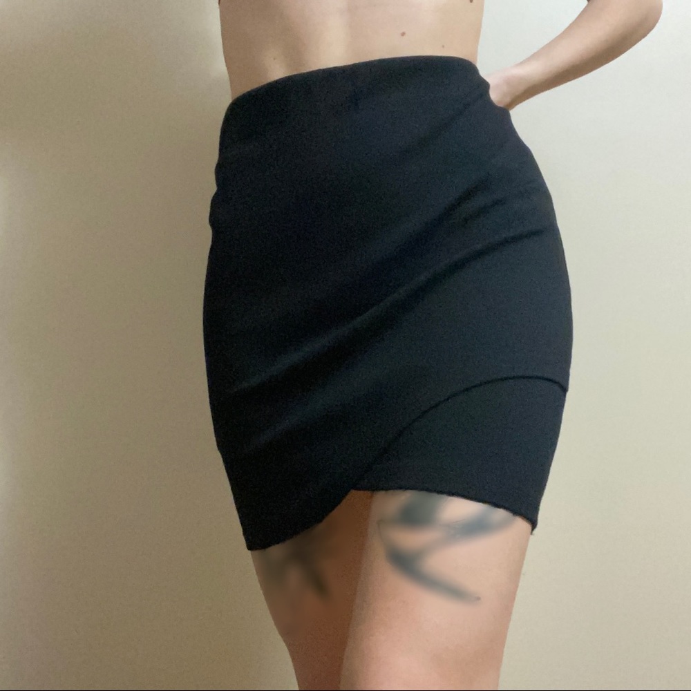 Mid rise black Aritzia (Talula) skirt
